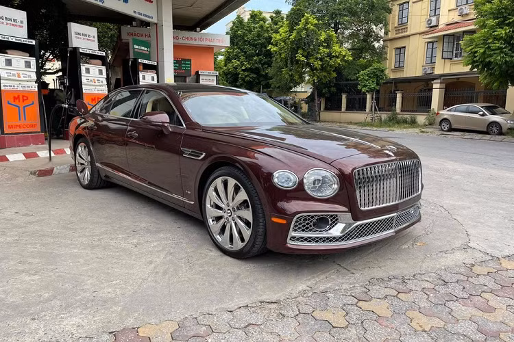 Xe được trang bị hộp số tự động ly hợp kép ZF 8 cấp, nhờ đó, mẫu xe siêu sang Bentley Flying Spur V8 phiên bản First Edition mới về nước có thể tăng tốc từ vị trí xuất phát lên 100 km/h trong thời gian chỉ 4,1 giây và đạt vận tốc tối đa 318 km/h.