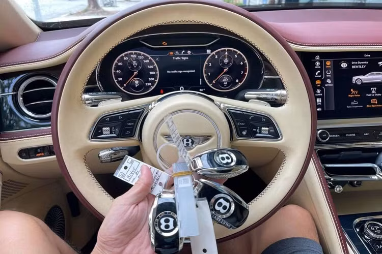Tiến vào bên trong khoang lái, chiếc xe Bentley Flying Spur mới về nước sở hữu nội thất màu kem, đối lập với ngoại thất sơn màu đỏ đậm. Ngoài ra còn có nhiều chi tiết đối lập như chỉ may màu tối, gỗ ốp cao cấp.