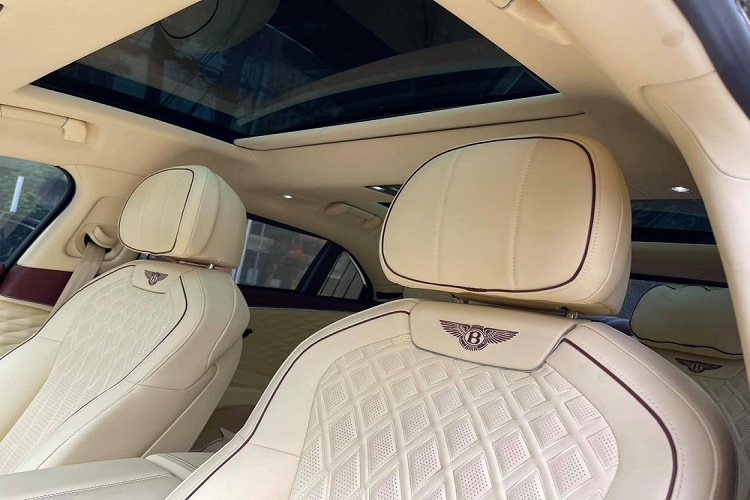 Chiếc xe siêu sang Bentley Flying Spur này sở hữu ngoại thất sơn tông màu đỏ đậm nhiều khả năng là mã màu Dragon Red II. Ngoài màu đỏ, ngoại thất của xe còn có nhiều chi tiết mạ crôm sáng bóng như lưới tản nhiệt, cản va trước, viền hốc gió hay nẹp bên hông xe. Ngoài ra, xe còn sở hữu bộ mâm đa chấu kép.