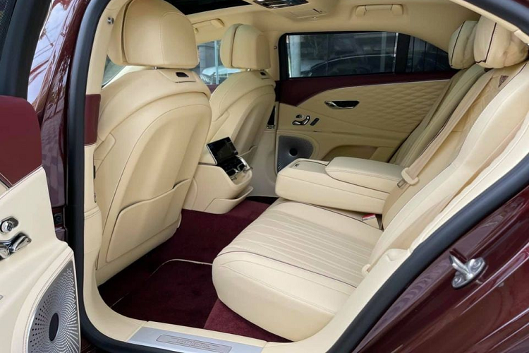 Mới đây nhất, 1 chiếc xe siêu sang Bentley Flying Spur đã được mang về nước theo diện nhập khẩu không chính hãng và đã nhanh chóng thu hút sự quan tâm của giới mê xe khi sở hữu màu sơn rất lạ so với các xe đã được mang về dải đất hình chữ S trước đó. Bentley Flying Spur V8 First Edition màu độc về nước, xe siêu sang dành cho các chủ tịch "trẻ"