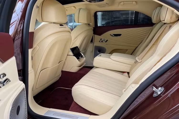 Mới đây nhất, 1 chiếc xe siêu sang Bentley Flying Spur đã được mang về nước theo diện nhập khẩu không chính hãng và đã nhanh chóng thu hút sự quan tâm của giới mê xe khi sở hữu màu sơn rất lạ so với các xe đã được mang về dải đất hình chữ S trước đó. Bentley Flying Spur V8 First Edition màu độc về nước, xe siêu sang dành cho các chủ tịch "trẻ"