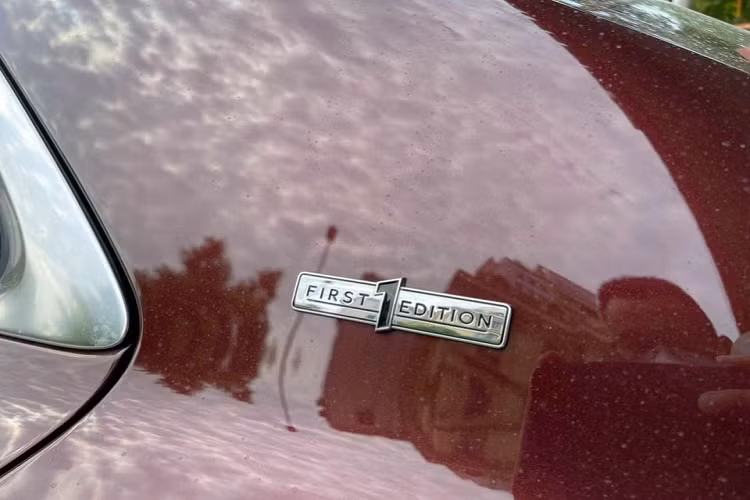 Chiếc xe siêu sang Bentley Flying Spur V8 này thuộc bản First Edition tương tự như hầu hết các xe Bentley Flying Spur thế hệ thứ 3 đang có mặt tại dải đất hình chữ S. Dòng xe siêu sang Bentley Flying Spur V8 First Edition được trang bị động cơ xăng V8, tăng áp kép, dung tích 4.0 lít, sản sinh ra công suất tối đa 542 mã lực và mô-men xoắn cực đại 770 Nm. Logo ở ngoại thất thể hiện xe thuộc bản Bentley Flying Spur V8 First Edition. 