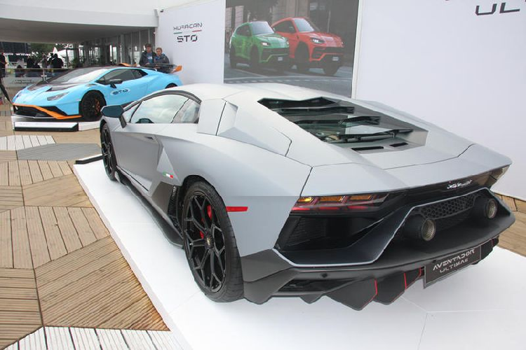 Lamborghini Aventador Ultimae xuất hiện tại Goodwood Festival of Speed 2021 như một ngôi sao, thu hút sự chú ý của mọi con mắt và ống kính. Chỉ có 350 chiếc coupe và 250 chiếc mui trần dạng này được sản xuất và mức giá xe Lamborghini Aventador Ultimae chưa được công bố.