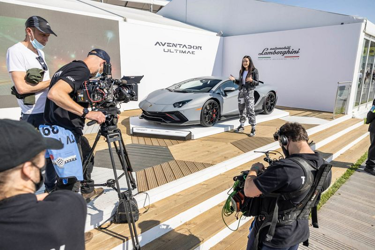 Chiếc siêu xe thể thao Lamborghini Aventador cuối cùng được trưng bày lần này sở hữu ngoại thất màu xám kết hợp cùng một vài chi tiết màu cam sáng tạo điểm nhấn. Cánh gió xe là dạng chủ động có thể thay đổi giữa 3 trạng thái thay vì cố định như SVJ. 