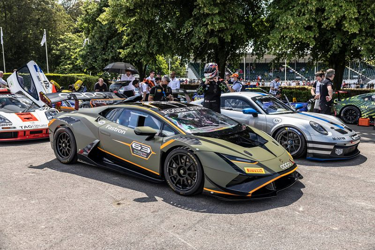 Ngoài Aventador Ultimae, Lamborghini còn mang một số mẫu xe ấn tượng khác tới sự kiện Goodwood năm nay, bao gồm chiếc Lamborghini Essenza SCV12 "cực dị" hay chiếc Huracan Super Trofeo EVO2 với thiết kế đầy táo bạo.