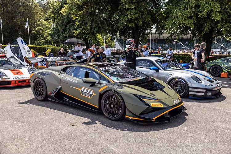 Ngoài Aventador Ultimae, Lamborghini còn mang một số mẫu xe ấn tượng khác tới sự kiện Goodwood năm nay, bao gồm chiếc Lamborghini Essenza SCV12 "cực dị" hay chiếc Huracan Super Trofeo EVO2 với thiết kế đầy táo bạo.