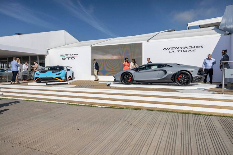 Được giới thiệu như một phiên bản cuối cùng để chia tay dòng sản phẩm Aventador, siêu xe Lamborghini Aventador Ultimae có sẵn với cả 2 dạng là coupe và mui trần, xe được trang bị động cơ hút khí tự nhiên V12 6.5L cho công suất 769 mã lực và mô-men xoắn cực đại 720 Nm.