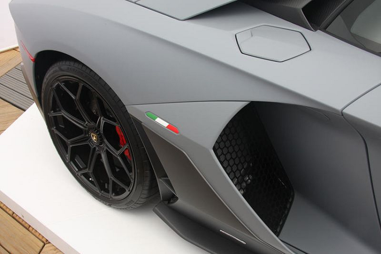 Aventador Ultimae Coupe chỉ cần 2,8 giây để chạy nước rút từ 0 - 100 km/h trước khi cán tốc độ tối đa 355 km/h. Trên thế giới, chỉ có 350 chiếc coupe và 250 chiếc mui trần của Aventador Ultimae được xuất xưởng.