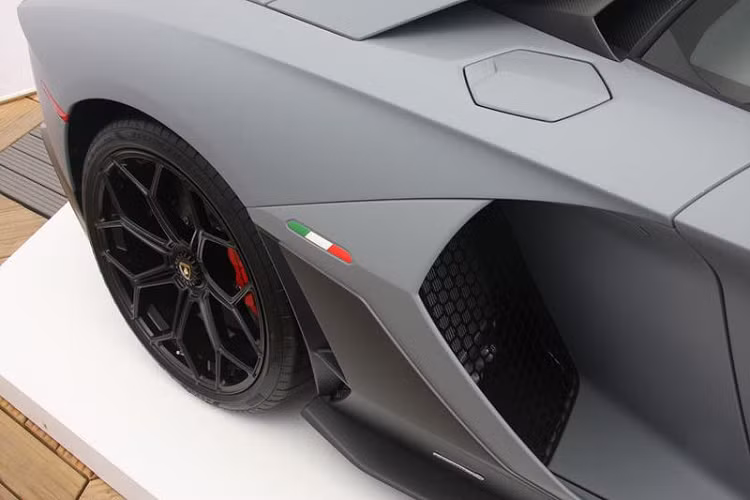 Aventador Ultimae Coupe chỉ cần 2,8 giây để chạy nước rút từ 0 - 100 km/h trước khi cán tốc độ tối đa 355 km/h. Trên thế giới, chỉ có 350 chiếc coupe và 250 chiếc mui trần của Aventador Ultimae được xuất xưởng.