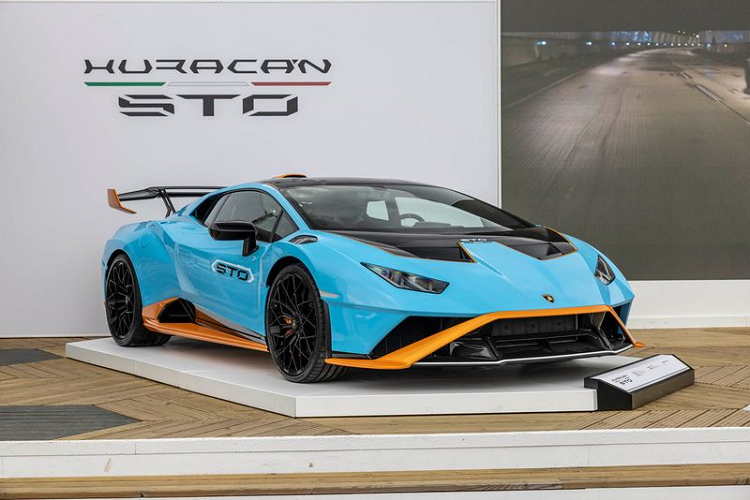 Khách tham quan tại sự kiện cũng có dịp được chiêm ngưỡng mẫu Huracan Super Trofeo Omologata (STO) - phiên bản đường trường cuối cùng của siêu xe dùng động cơ V10 này.