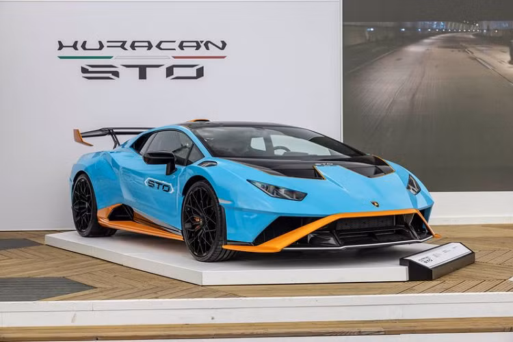 Khách tham quan tại sự kiện cũng có dịp được chiêm ngưỡng mẫu Huracan Super Trofeo Omologata (STO) - phiên bản đường trường cuối cùng của siêu xe dùng động cơ V10 này.