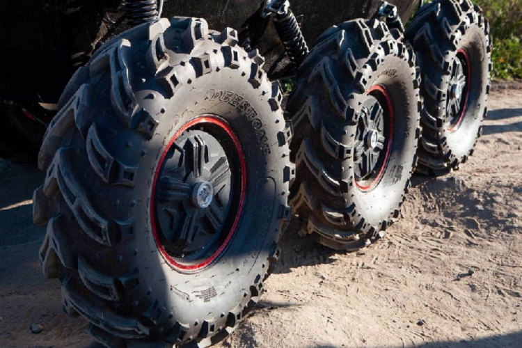 Được xây dựng bằng khung thép hàn và thân bằng polyethylene kín nước, Green Scout tự hào là mẫu ATV lưỡng cư chạy điện thuần túy đầu tiên trên thế giới. Nó có khoảng sáng gầm cao, trọng lượng nhẹ nhưng có trọng tải đáng kể, và có lẽ ấn tượng nhất là nó có thể dễ dàng di chuyển trên cả mặt đất và mặt nước. Dựa theo các nhà thiết kế, nó thậm chí còn có thể di chuyển ngay cả khi một số bộ phận bị hỏng bất ngờ.