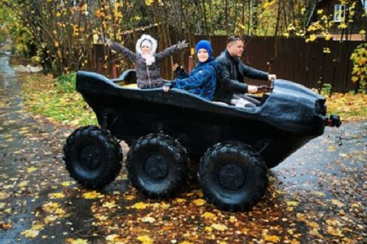 Cụm pin được đặt bên dưới ghế lái, được bảo vệ bằng thân vỏ kín nước. Bên trong, chiếc xe có chỗ ngồi cho 6 người trong một thiết kế cơ bản, theo những gì người chế tạo miêu tả. Nhìn vào nội thất và bạn có thể biết rằng phương tiện này được xây dựng vì sự tiện lợi và hiệu quả, chứ không phải với khái niệm sang trọng thoải mái. Tuy nhiên, nhà sản xuất cũng cho biết rằng bố cục nội thất cuối cùng có thể được tùy chỉnh khi đặt hàng, tùy thuộc vào nhu cầu của người mua: vận tải hàng hóa hoặc con người.