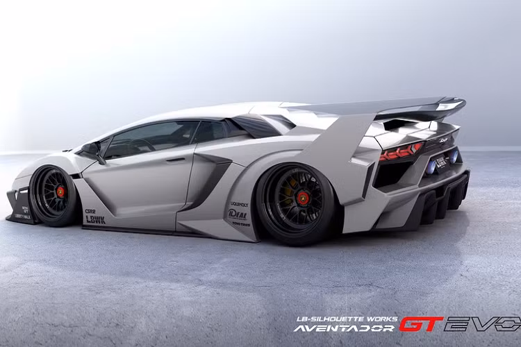 Có đến 12 chi tiết lớn trong gói độ này như cản trước/sau, cánh gió khí động học, tấm che khoang động cơ... Khách hàng cũng có thể lựa chọn việc phối hợp giữa cả hai loại vật liệu tổng hợp gia cường sợi thủy tinh và sợi carbon. Liberty Walk cũng nâng cấp hệ thống ống xả của xe nhằm tương thích với bộ bodykit.