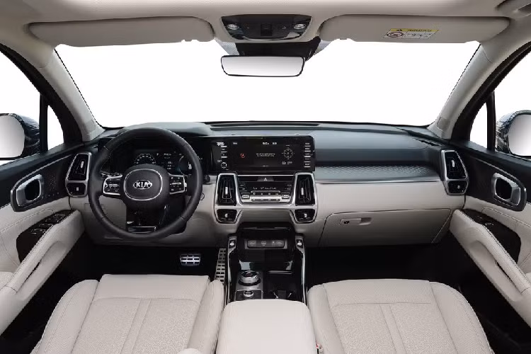 Xe có rất nhiều trang bị đáng chú ý như cảnh báo điểm mù, hỗ trợ giữ làn, Adaptive CruiseControl, hỗ trợ phanh chủ động, hệ thống camera toàn cảnh 360 độ...