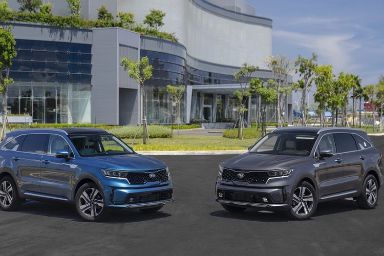  3. Kia Sorento 2020 (1,079 - 1,349 tỷ đồng) THACO đã gây bất ngờ khi bỏ qua thế hệ thứ 3 của (chưa từng được bán tại Việt Nam) để ra mắt Kia Sorento thế hệ thứ tư hoàn toàn mới. Kia Sorento 2020 mang ngôn ngữ thiết kế mới nhất của hãng xe KIA toàn cầu. Phong cách trẻ trung, khoẻ khoắn và chất nam tính đã khiến mẫu xe này dễ dàng hấp dẫn người xem ngay từ cái nhìn đầu tiên.