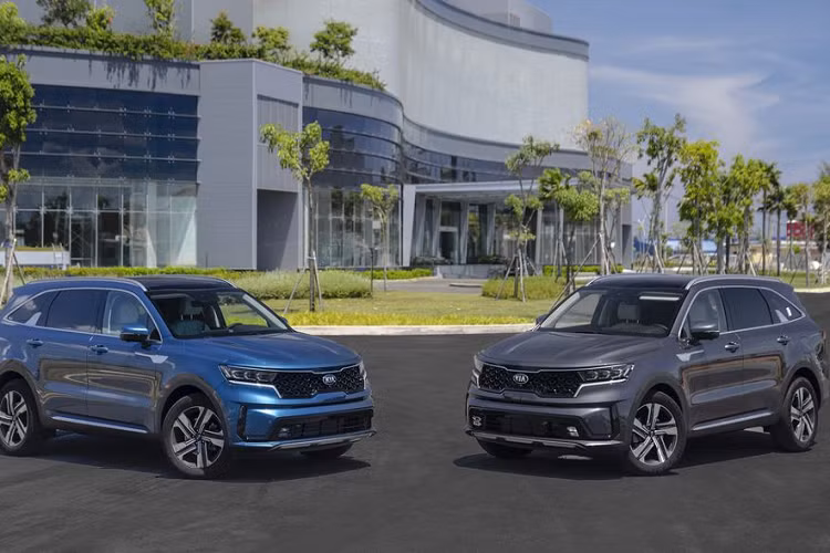  3. Kia Sorento 2020 (1,079 - 1,349 tỷ đồng) THACO đã gây bất ngờ khi bỏ qua thế hệ thứ 3 của (chưa từng được bán tại Việt Nam) để ra mắt Kia Sorento thế hệ thứ tư hoàn toàn mới. Kia Sorento 2020 mang ngôn ngữ thiết kế mới nhất của hãng xe KIA toàn cầu. Phong cách trẻ trung, khoẻ khoắn và chất nam tính đã khiến mẫu xe này dễ dàng hấp dẫn người xem ngay từ cái nhìn đầu tiên.