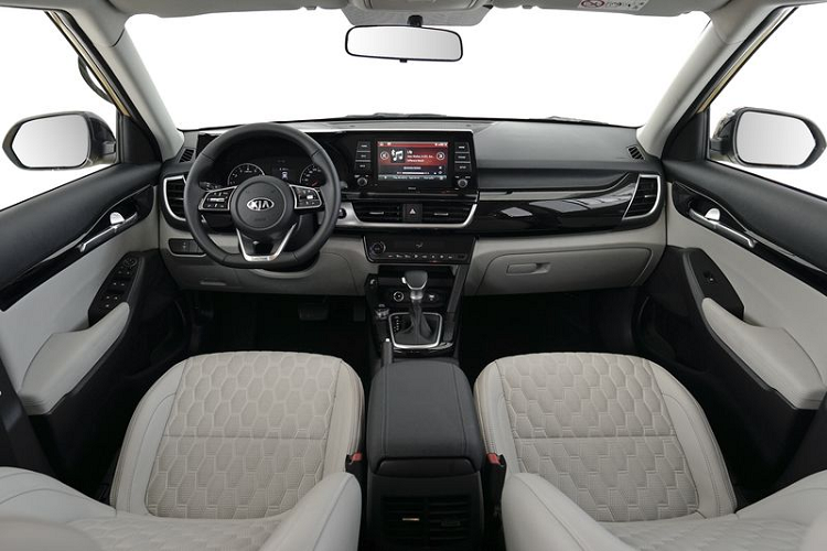 Không gian nội thất của Seltos cũng được xây dựng theo hướng sang trọng hơn so với các đối thủ cùng tầm giá, xe có màn hình cảm ứng 8.0 inch tiêu chuẩn, kết nối Apple CarPlay và Android Auto. Bản cao cấp nhất được trang bị màn hình cảm ứng 10.25 inch ở trung tâm và màn hình hiển thị 7.0 inch tích hợp trong cụm đồng hồ kỹ thuật số, hệ thống âm thanh Bose 8 loa cùng hệ thống đèn nội thất Sound Mood Lighting.