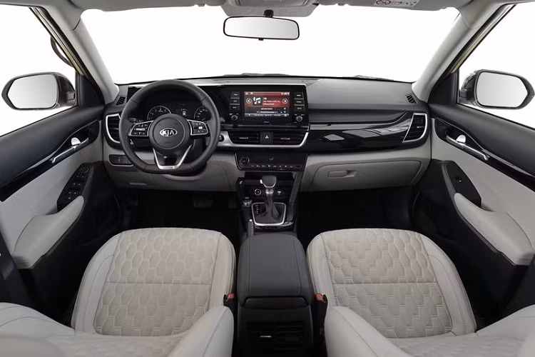 Không gian nội thất của Seltos cũng được xây dựng theo hướng sang trọng hơn so với các đối thủ cùng tầm giá, xe có màn hình cảm ứng 8.0 inch tiêu chuẩn, kết nối Apple CarPlay và Android Auto. Bản cao cấp nhất được trang bị màn hình cảm ứng 10.25 inch ở trung tâm và màn hình hiển thị 7.0 inch tích hợp trong cụm đồng hồ kỹ thuật số, hệ thống âm thanh Bose 8 loa cùng hệ thống đèn nội thất Sound Mood Lighting.