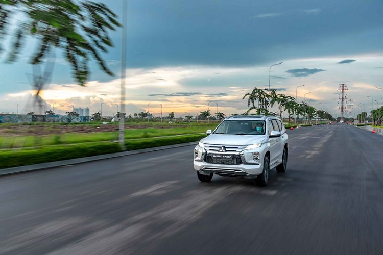  8. Mitsubishi Pajero Sport 2020 (1,1 - 1,345 tỷ đồng) Với giá bán hợp lý và sở hữu nhiều công nghệ thú vị cùng khả năng vận hành đáng kể, Mitsubishi Pajero Sport là một trong những mẫu SUV 7 chỗ đáng mua nhất hiện nay. Xe có kiểu dáng mạnh mẽ, nam tính và hiện đại, hấp ẫn nhiều đối tượng khách hàng khác nhau.