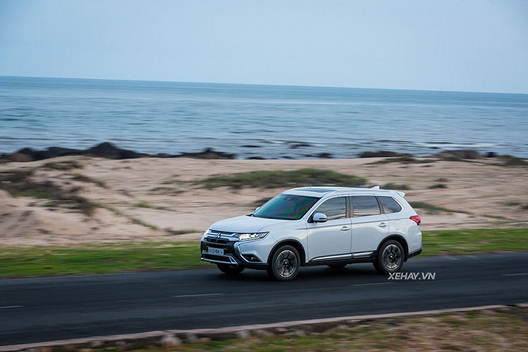  5. Mitsubishi Outlander 2.4 Premium 2020 (1,058 tỷ đồng) Mitsubishi Outlander 2.4 Premium là phiên bản cao cấp nhất của dòng xe này tại thị trường Việt Nam, xếp trên 2 phiên bản 2.0 và 2.0 Premium. Những nâng cấp của Outlander 2.4 Premium bao gồm mâm xe 18 inch đẹp mắt, hệ thống an toàn chủ động E-Assist với các chức năng hỗ trợ phanh chủ động, cảnh báo va chạm phía trước, hệ thống cảnh báo phương tiện cắt ngang khi lùi xe, hỗ trợ chuyển làn và cảnh báo điểm mù.
