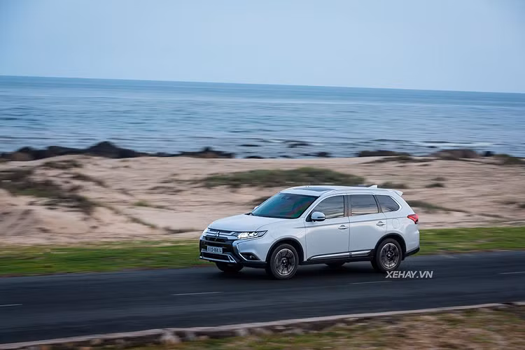  5. Mitsubishi Outlander 2.4 Premium 2020 (1,058 tỷ đồng) Mitsubishi Outlander 2.4 Premium là phiên bản cao cấp nhất của dòng xe này tại thị trường Việt Nam, xếp trên 2 phiên bản 2.0 và 2.0 Premium. Những nâng cấp của Outlander 2.4 Premium bao gồm mâm xe 18 inch đẹp mắt, hệ thống an toàn chủ động E-Assist với các chức năng hỗ trợ phanh chủ động, cảnh báo va chạm phía trước, hệ thống cảnh báo phương tiện cắt ngang khi lùi xe, hỗ trợ chuyển làn và cảnh báo điểm mù.