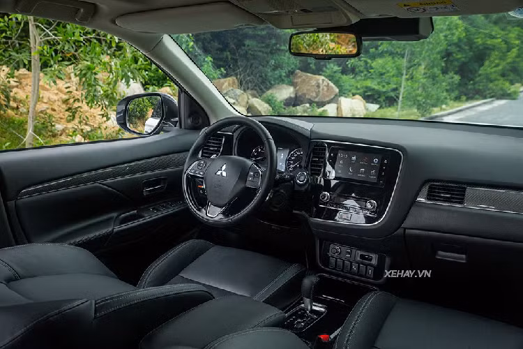 Mitsubishi Outlander 2.4 Premium được trang bị động cơ MIVEC 4 xy-lanh 2.4L, sản sinh công suất 167 mã lực và 222 Nm mô-men xoắn. Sức mạnh này được truyền tới 4 bánh xe thông qua hộp số tự động vô cấp CVT.