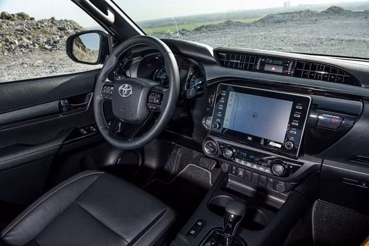 Mặt khác, Hilux 2020 đã trở thành chiếc bán tải an toàn hàng đầu phân khúc nhờ được trang bị hệ thống an toàn hàng đầu Toyota Safety Sense, 7 túi khí cùng hàng loạt tính năng an toàn tiêu chuẩn như: Hệ thống chống bó cứng phanh (ABS), Hệ thống hỗ trợ lực phanh khẩn cấp (BA), Hệ thống phân phối lực phanh điện tử (EBD), Hệ thống kiểm soát lực kéo (TRC), Hỗ trợ khởi hành ngang dốc (HAC) và Hệ thống hỗ trợ đổ đèo (DAC). Hilux đã đạt tiêu chuẩn An toàn 5 sao ASEAN NCAP.