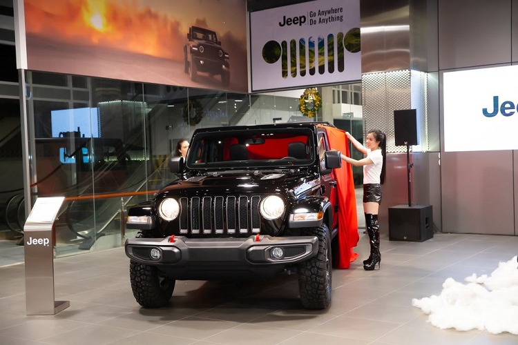  10. Jeep Gladiator (3,218 - 3,498 tỷ đồng) Jeep Gladiator là mẫu xe bán tải duy nhất trên thế giới có mui trần và những bộ phận khác có thể tháo rời ra dễ dàng như cánh cửa, kính chắn gió và cần gạt nước… Thùng xe phía sau của Gladiator có thiết kế kéo dài. Đồng thời có bề mặt chống trơn trượt (Bed Liner) và khả năng chuyên chở hơn 750 kg hàng hóa. Jeep Gladiator tại Việt Nam trang bị động cơ Pentastar V6 3.6L, cho công suất 285 mã lực tại 6.400 vòng/phút và mô-men xoắn 347 Nm tại 4.100 vòng/phút. Động cơ kết hợp với hộp số tự động 8 cấp và hệ dẫn động bốn bánh Rock-Trac.