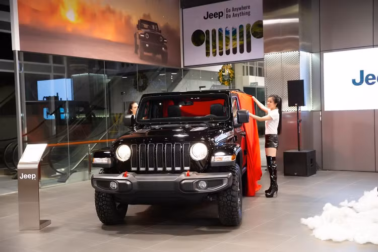  10. Jeep Gladiator (3,218 - 3,498 tỷ đồng) Jeep Gladiator là mẫu xe bán tải duy nhất trên thế giới có mui trần và những bộ phận khác có thể tháo rời ra dễ dàng như cánh cửa, kính chắn gió và cần gạt nước… Thùng xe phía sau của Gladiator có thiết kế kéo dài. Đồng thời có bề mặt chống trơn trượt (Bed Liner) và khả năng chuyên chở hơn 750 kg hàng hóa. Jeep Gladiator tại Việt Nam trang bị động cơ Pentastar V6 3.6L, cho công suất 285 mã lực tại 6.400 vòng/phút và mô-men xoắn 347 Nm tại 4.100 vòng/phút. Động cơ kết hợp với hộp số tự động 8 cấp và hệ dẫn động bốn bánh Rock-Trac.