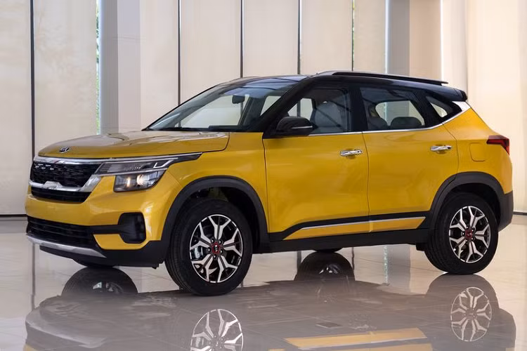  1. Kia Seltos (589 - 719 triệu đồng) Kia Seltos gây ấn tượng tại thị trường ôtô Việt Nam khi đạt được 2.000 đơn hàng chỉ sau 10 ngày chính thức ra mắt công chúng trong nước (22/7/2020), tháng 11 vừa qua, Seltos cũng xuất sắc giành ngôi vị "vua doanh số trong phân khúc". Xe sở hữu phong cách thiết kế cứng cáp, khỏe khoắn, bản cao cấp của Seltos có đèn pha full-LED, đèn ngày LED, đèn sương mù LED, đèn hậu LED và đèn báo rẽ 3D hiện đại.