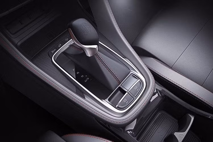 Cụ thể, trên đầu xe, MG ZS T 2022 đi kèm lưới tản nhiệt Obsidian Matrix, đèn pha LED mượt mà và cản trước mới. Trong khi đó, phía sau xe có thêm cụm đèn hậu LED tái thiết kế và cản va khác biệt. Đặc biệt, mẫu SUV cỡ B này còn dùng bộ vành hợp kim 17 inch với chấu theo phong cách Tomahawk, sơn phối 2 màu thể thao.