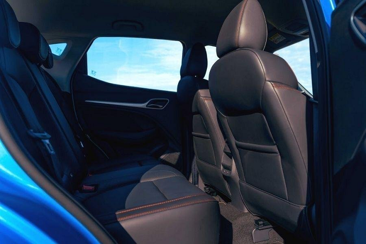 Bước vào bên trong MG ZS T 2022, người lái sẽ được chào đón bằng chất liệu da mềm mại hơn ở vô lăng, mặt táp-lô, cụm điều khiển trung tâm, mặt cửa và những khu vực tiếp xúc thường xuyên khác. Thêm vào đó là những điểm nhấn màu đỏ ở ghế, mặt cửa, cụm điều khiển trung tâm và viền cửa gió điều hòa. Ngay cả chỉ khâu ở ghế và mặt táp-lô cũng có màu đỏ tương phản.