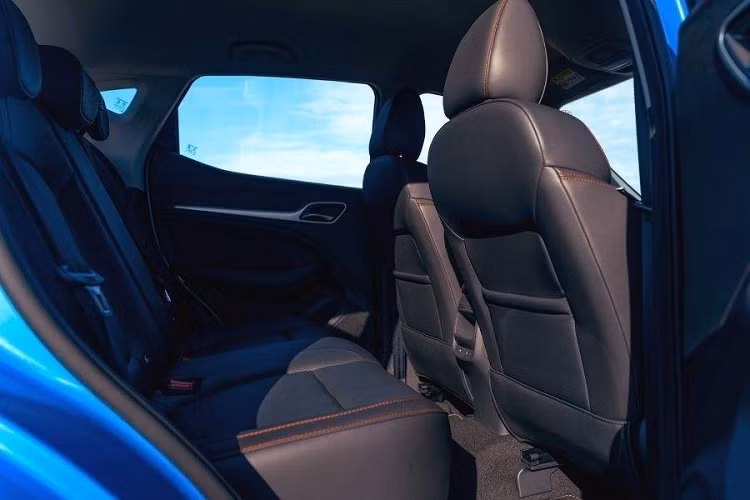 Bước vào bên trong MG ZS T 2022, người lái sẽ được chào đón bằng chất liệu da mềm mại hơn ở vô lăng, mặt táp-lô, cụm điều khiển trung tâm, mặt cửa và những khu vực tiếp xúc thường xuyên khác. Thêm vào đó là những điểm nhấn màu đỏ ở ghế, mặt cửa, cụm điều khiển trung tâm và viền cửa gió điều hòa. Ngay cả chỉ khâu ở ghế và mặt táp-lô cũng có màu đỏ tương phản.