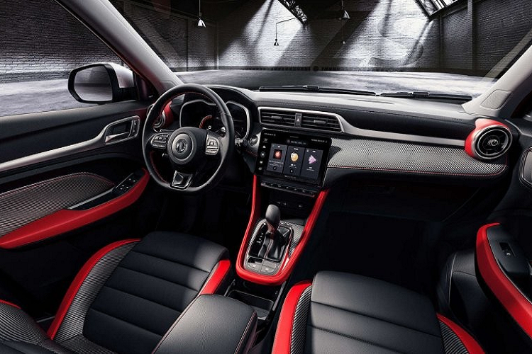 Trong khi đó tại Việt Nam, MG ZS hiện chỉ có một loại động cơ là máy xăng 4 xi-lanh, dung tích 1.5L với công suất tối đa 112 mã lực và mô-men xoắn cực đại 150 Nm. Động cơ này đồng hành với hộp số biến thiên vô cấp CVT giả lập 8 cấp số.