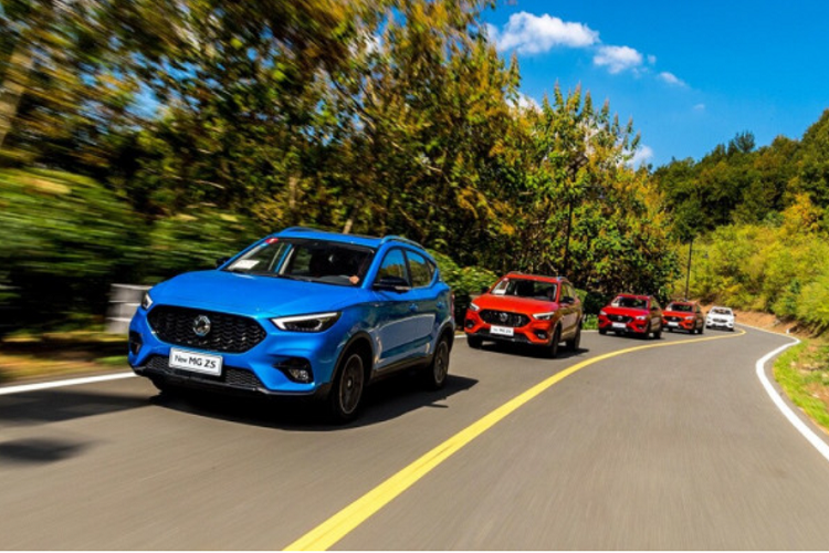 Tiếp đến là hệ thống thông tin giải trí với màn hình cảm ứng 10 inch, hỗ trợ kết nối Bluetooth, Apple CarPlay và Android Auto tiêu chuẩn. Những trang bị đáng chú ý còn lại bao gồm 6 loa, cửa gió điều hòa hàng ghế sau, cổng USB sau gương chiếu hậu để lắp camera hành trình và bảng đồng hồ cải tiến.