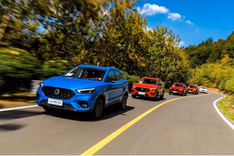 Tiếp đến là hệ thống thông tin giải trí với màn hình cảm ứng 10 inch, hỗ trợ kết nối Bluetooth, Apple CarPlay và Android Auto tiêu chuẩn. Những trang bị đáng chú ý còn lại bao gồm 6 loa, cửa gió điều hòa hàng ghế sau, cổng USB sau gương chiếu hậu để lắp camera hành trình và bảng đồng hồ cải tiến.