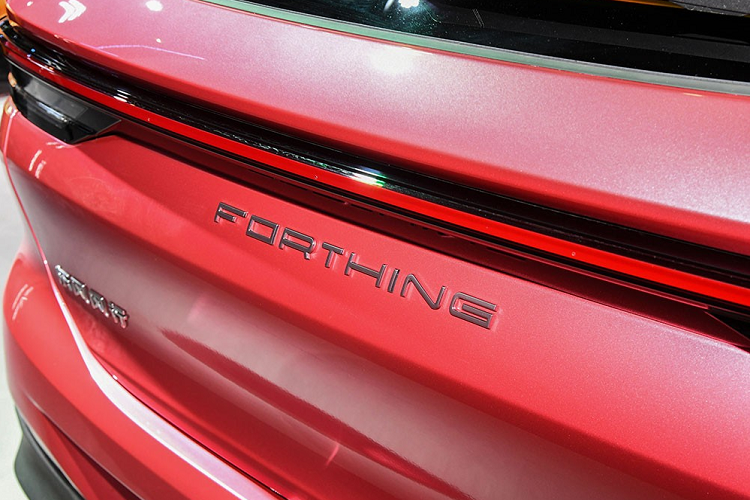 Bên cạnh đó là hệ thống ra lệnh bằng giọng nói, sạc điện thoại thông minh không dây và cửa sổ trời.