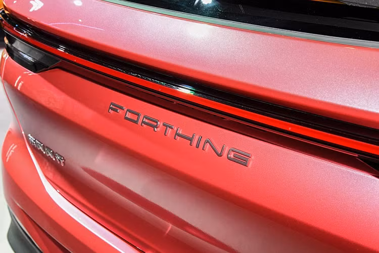 Bên cạnh đó là hệ thống ra lệnh bằng giọng nói, sạc điện thoại thông minh không dây và cửa sổ trời.