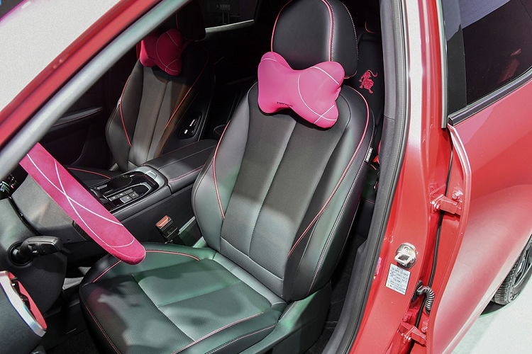 Bên cạnh đó là một số chi tiết trang trí màu hồng dễ thương nhằm phục vụ các khách hàng nữ.