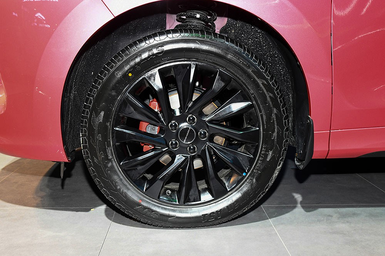 Trong khi đó, tại triển lãm Ô tô Thành Đô 2021 hiện đang diễn ra tại Trung Quốc, hãng Dongfeng lại mang phiên bản Nữ Thần của Fengxing T5 EVO đến trưng bày và giới thiệu với khách hàng nội địa. Được gọi bằng cái tên đầy đủ là Dongfeng Fengxing T5 EVO Goddess Edition 2021, phiên bản đặc biệt này sở hữu màu sơn hồng đầy nữ tính và hứa hẹn sẽ thu hút phái đẹp tại thị trường tỷ dân.