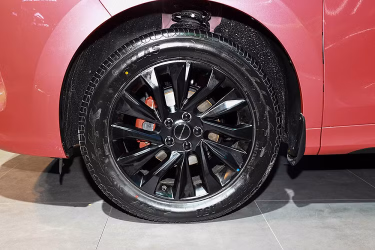 Trong khi đó, tại triển lãm Ô tô Thành Đô 2021 hiện đang diễn ra tại Trung Quốc, hãng Dongfeng lại mang phiên bản Nữ Thần của Fengxing T5 EVO đến trưng bày và giới thiệu với khách hàng nội địa. Được gọi bằng cái tên đầy đủ là Dongfeng Fengxing T5 EVO Goddess Edition 2021, phiên bản đặc biệt này sở hữu màu sơn hồng đầy nữ tính và hứa hẹn sẽ thu hút phái đẹp tại thị trường tỷ dân.