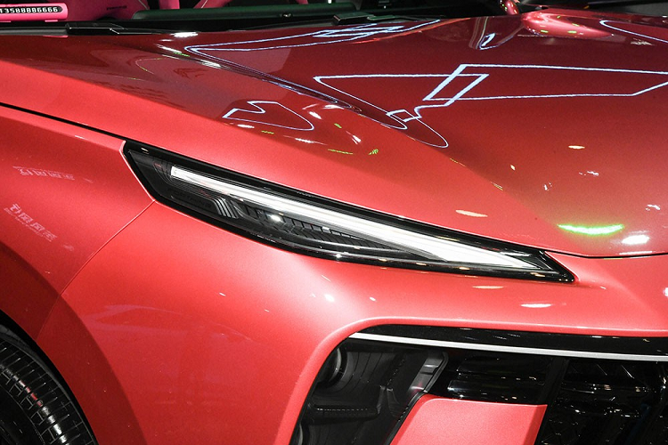 Thêm vào đó là cụm đèn hậu giống Porsche Macan, nằm vắt ngang đuôi xe, tem chữ nổi "Forthing" - tên tiếng Anh của thương hiệu Fengxing - trên cửa cốp, 4 ống xả và cánh gió mui được chia làm đôi bởi đèn phanh trên cao.