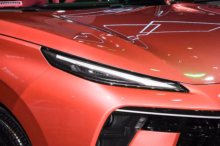 Thêm vào đó là cụm đèn hậu giống Porsche Macan, nằm vắt ngang đuôi xe, tem chữ nổi "Forthing" - tên tiếng Anh của thương hiệu Fengxing - trên cửa cốp, 4 ống xả và cánh gió mui được chia làm đôi bởi đèn phanh trên cao.