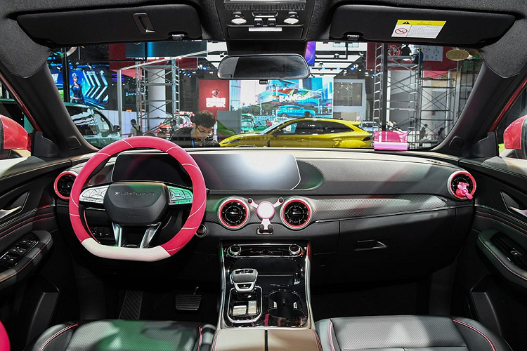 Động cơ của phiên bản Nữ Thần này không có gì mới mẻ. Xe vẫn dùng động cơ xăng 4 xi-lanh, tăng áp, dung tích 1.5L do Mitsubishi sản xuất, tạo ra công suất tối đa 197 mã lực cùng mô-men xoắn cực đại 285 Nm. Động cơ kết hợp với hộp số tự động ly hợp kép ướt 7 cấp.