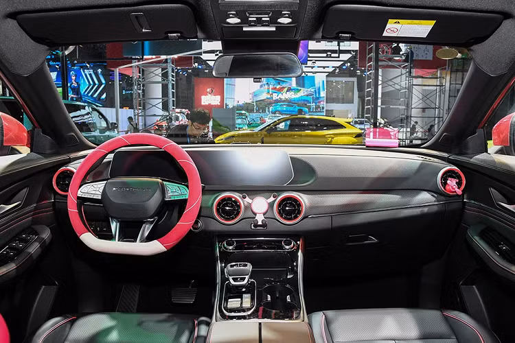 Động cơ của phiên bản Nữ Thần này không có gì mới mẻ. Xe vẫn dùng động cơ xăng 4 xi-lanh, tăng áp, dung tích 1.5L do Mitsubishi sản xuất, tạo ra công suất tối đa 197 mã lực cùng mô-men xoắn cực đại 285 Nm. Động cơ kết hợp với hộp số tự động ly hợp kép ướt 7 cấp.