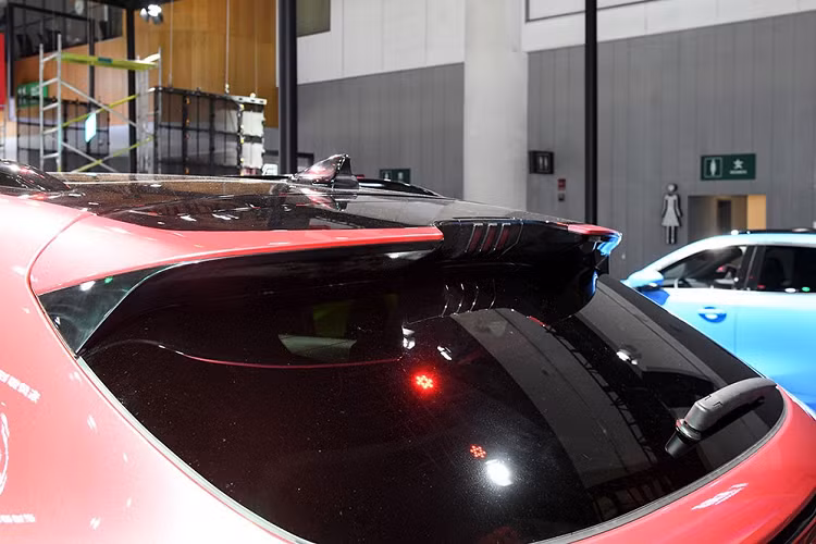 Tương tự ngoại thất, nội thất của Dongfeng Fengxing T5 EVO Goddess Edition cũng có những chi tiết màu hồng "tông xuyệt tông" như bọc vô lăng, viền cửa gió điều hòa, chỉ khâu, gối tựa đầu, dây đai an toàn và logo thêu trên ghế.