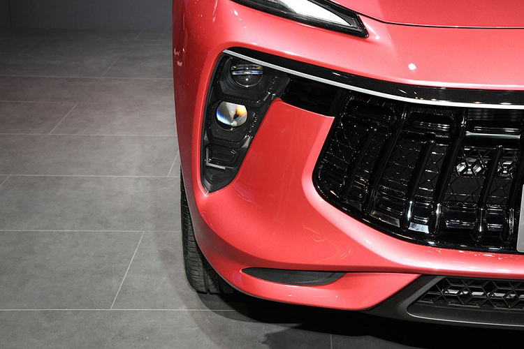 So với bản thường, Dongfeng Fengxing T5 EVO Goddess Edition sở hữu thiết kế ngoại thất không có nhiều khác biệt, trừ màu sơn và vành la-zăng đa chấu màu đen với cùm phanh màu hồng nổi bật. Xe cũng được trang bị lưới tản nhiệt với nan nằm dọc giống Maserati, đèn pha nằm dọc như cặp răng nanh và dải đèn LED định vị ban ngày ôm sát nắp ca-pô.