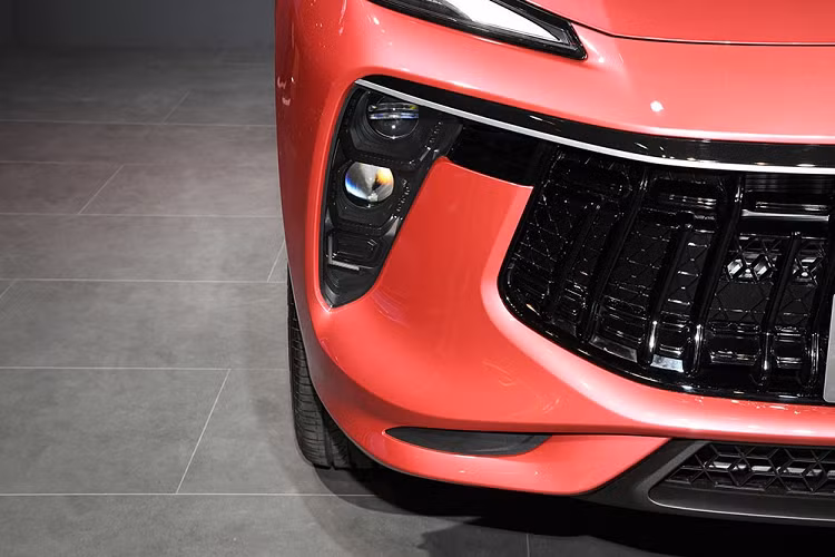 So với bản thường, Dongfeng Fengxing T5 EVO Goddess Edition sở hữu thiết kế ngoại thất không có nhiều khác biệt, trừ màu sơn và vành la-zăng đa chấu màu đen với cùm phanh màu hồng nổi bật. Xe cũng được trang bị lưới tản nhiệt với nan nằm dọc giống Maserati, đèn pha nằm dọc như cặp răng nanh và dải đèn LED định vị ban ngày ôm sát nắp ca-pô.