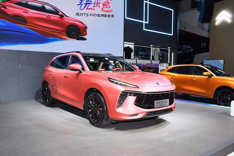 Mới đây, những hình ảnh chụp lô xe Dongfeng Fengxing T5 EVO 2021 mới tại cảng Việt Nam đã được lan truyền trên mạng và khiến nhiều người chú ý. Theo một số nguồn tin, những chiếc Dongfeng Fengxing T5 EVO đầu tiên cập cảng Việt Nam này hiện đều đã có người mua.